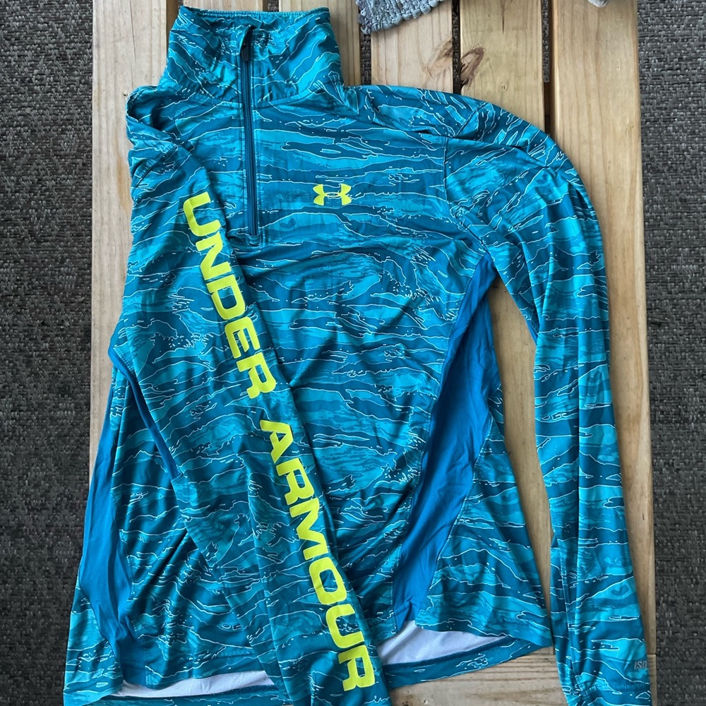 Mens Under Amour Heat gear shirt. size medium